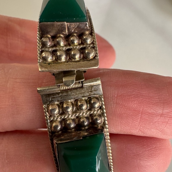 Green and Silver Bracelet with Intricate Beaded Design - Picture 4 of 7